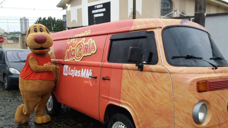 Caravana da Xicória entrega doces e brinquedos no Dia das Crianças 